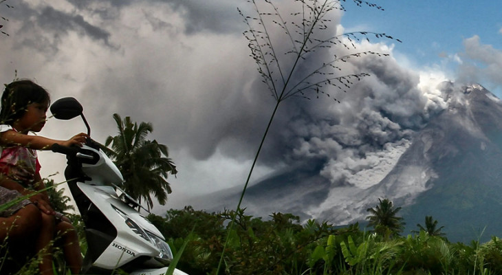 Indonesias Merapi Volcano Erupts Spews Hot Cloud Inp