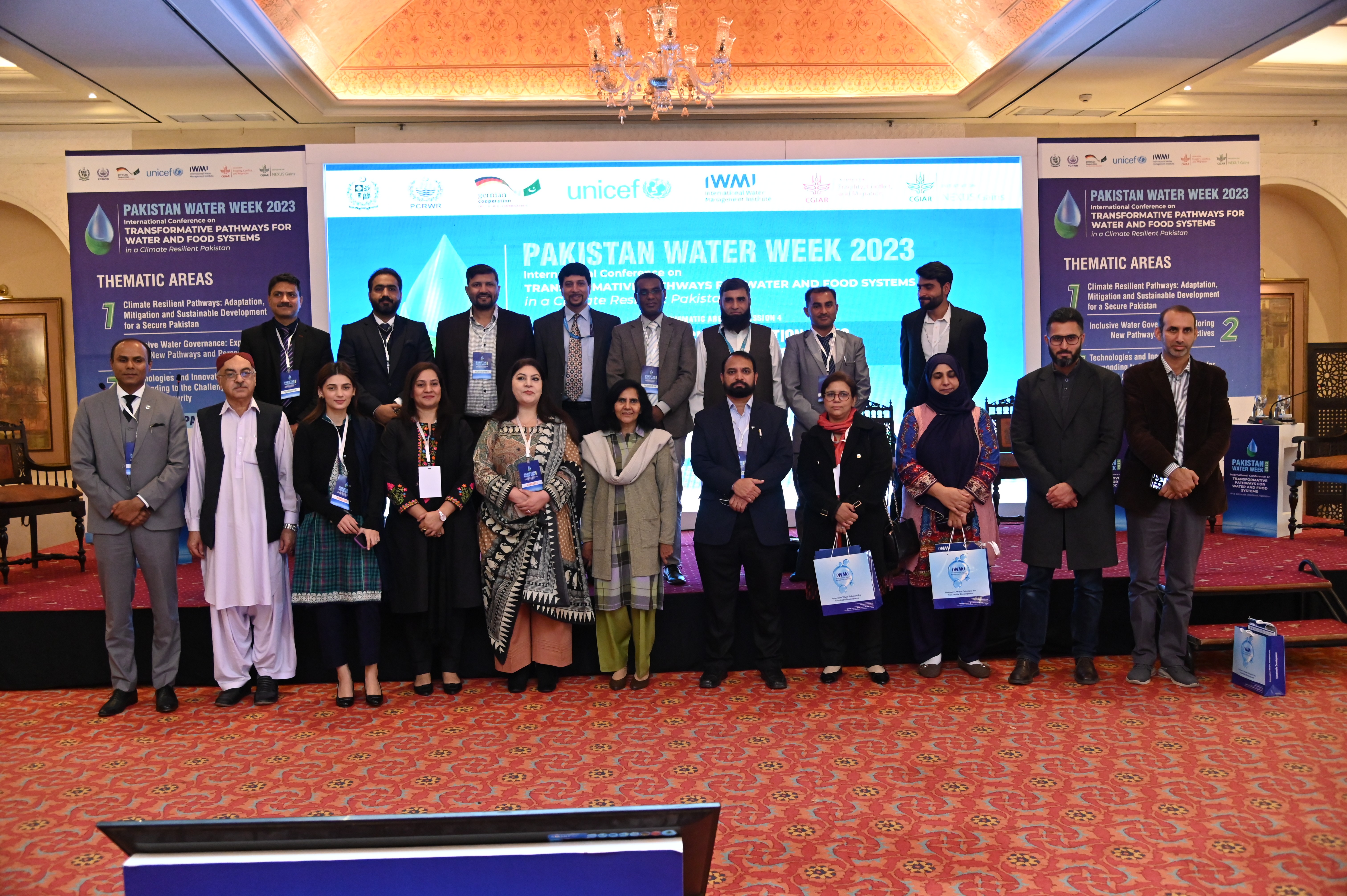 the group photo of the participants with the chief guests at International Conference & National Workshop on "PAKISTAN WATER WEEK 2023"