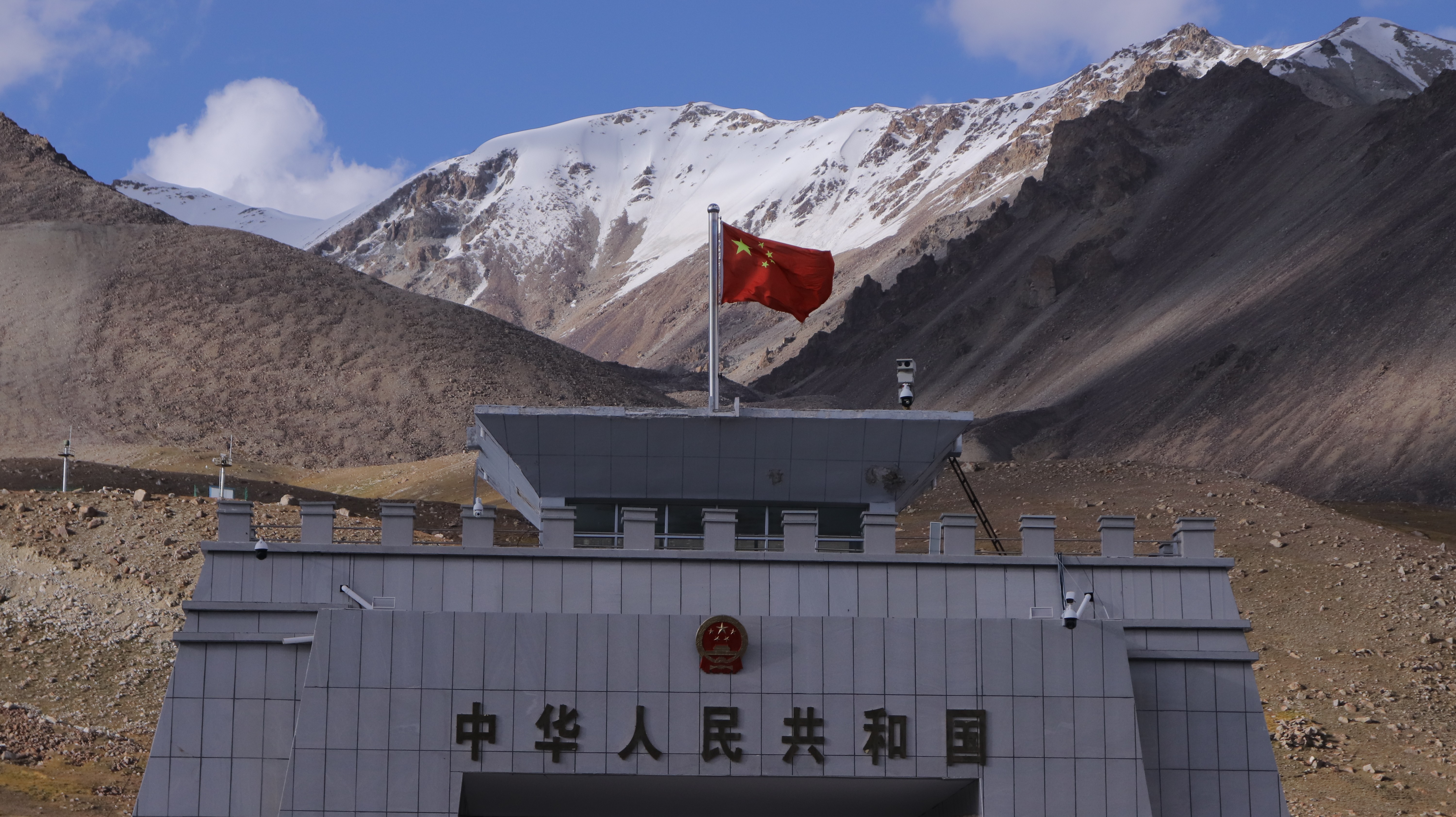 Pakistan-China border crossing at Khunjerab Pass located at 4,600 meters above sea level