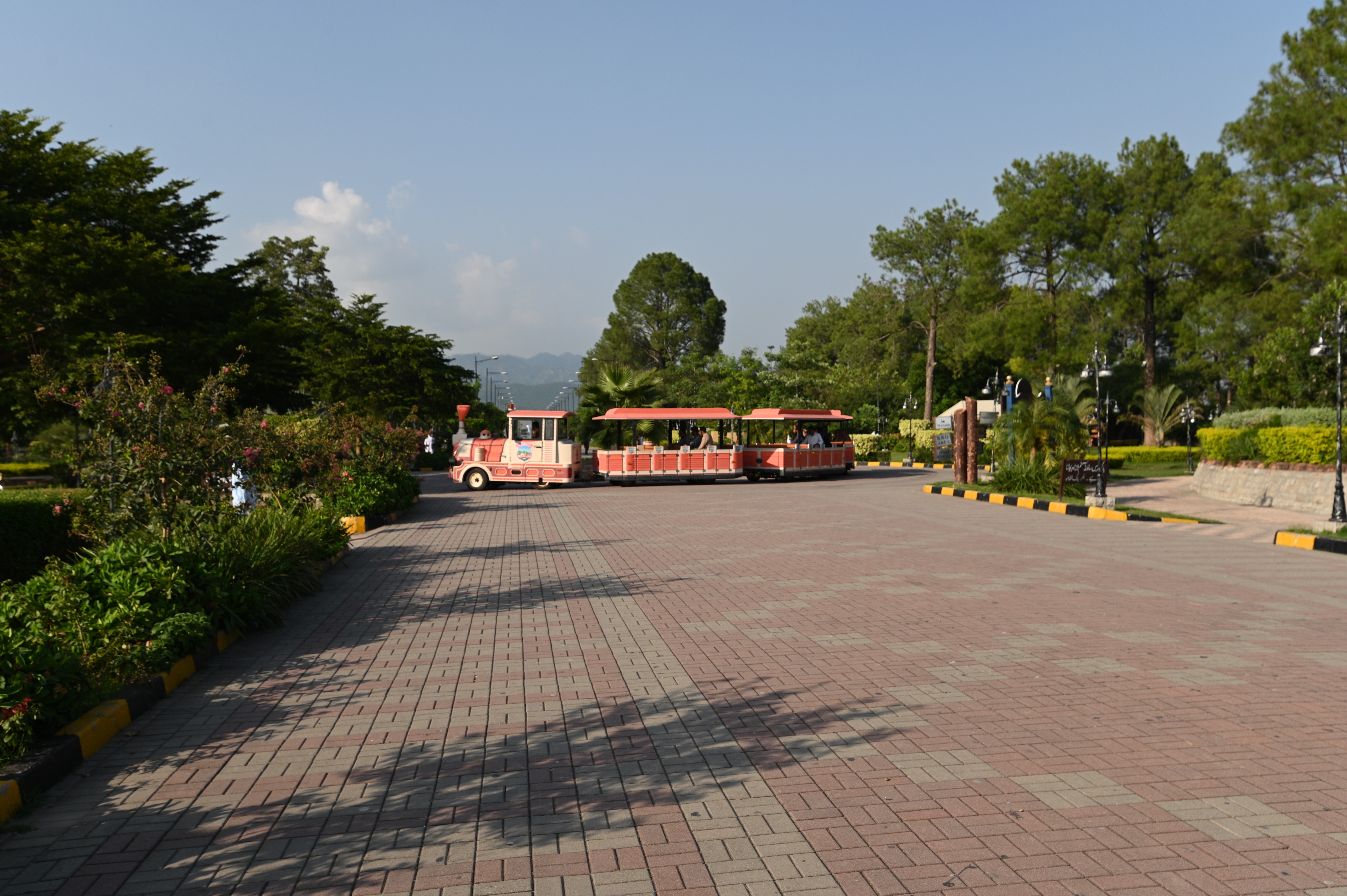 the tousist train at lake view park