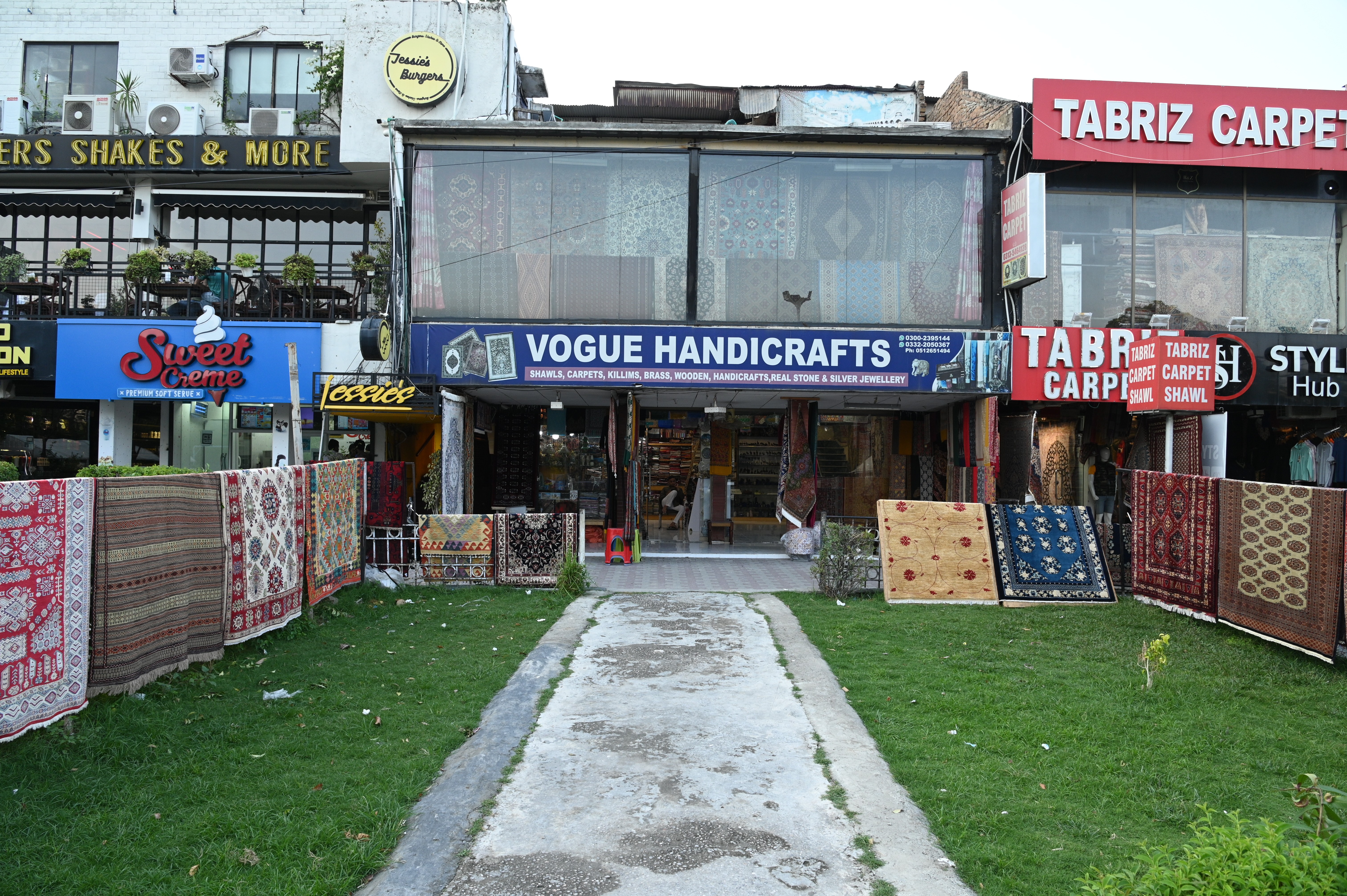 handicraft shop having variety of handicrafts and antiques