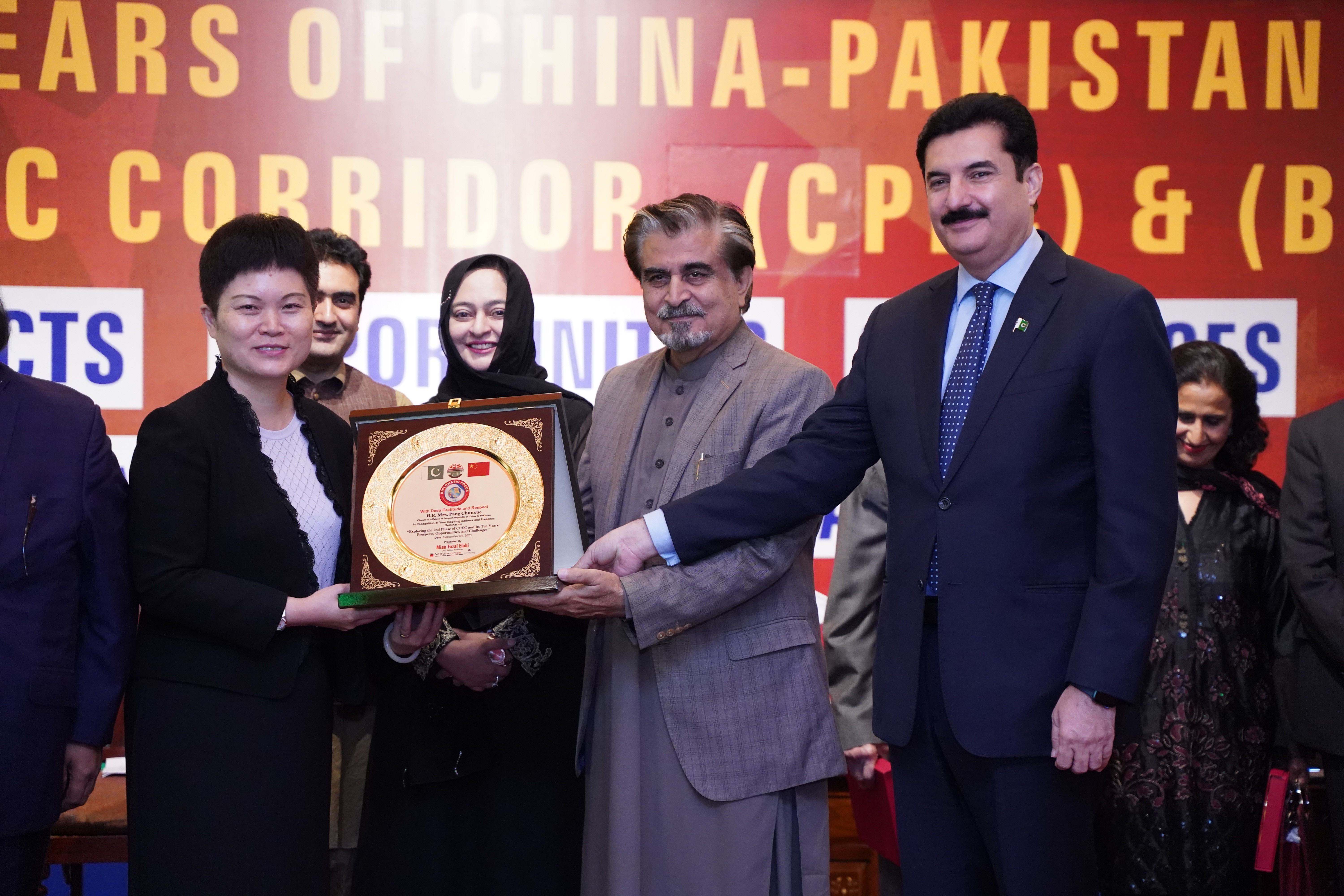 Jamal Shah: Federal Minister of National Heritage and Culture of Pakistan and Faisal Kundi presenting award to Ms. Pang Chun Fu
