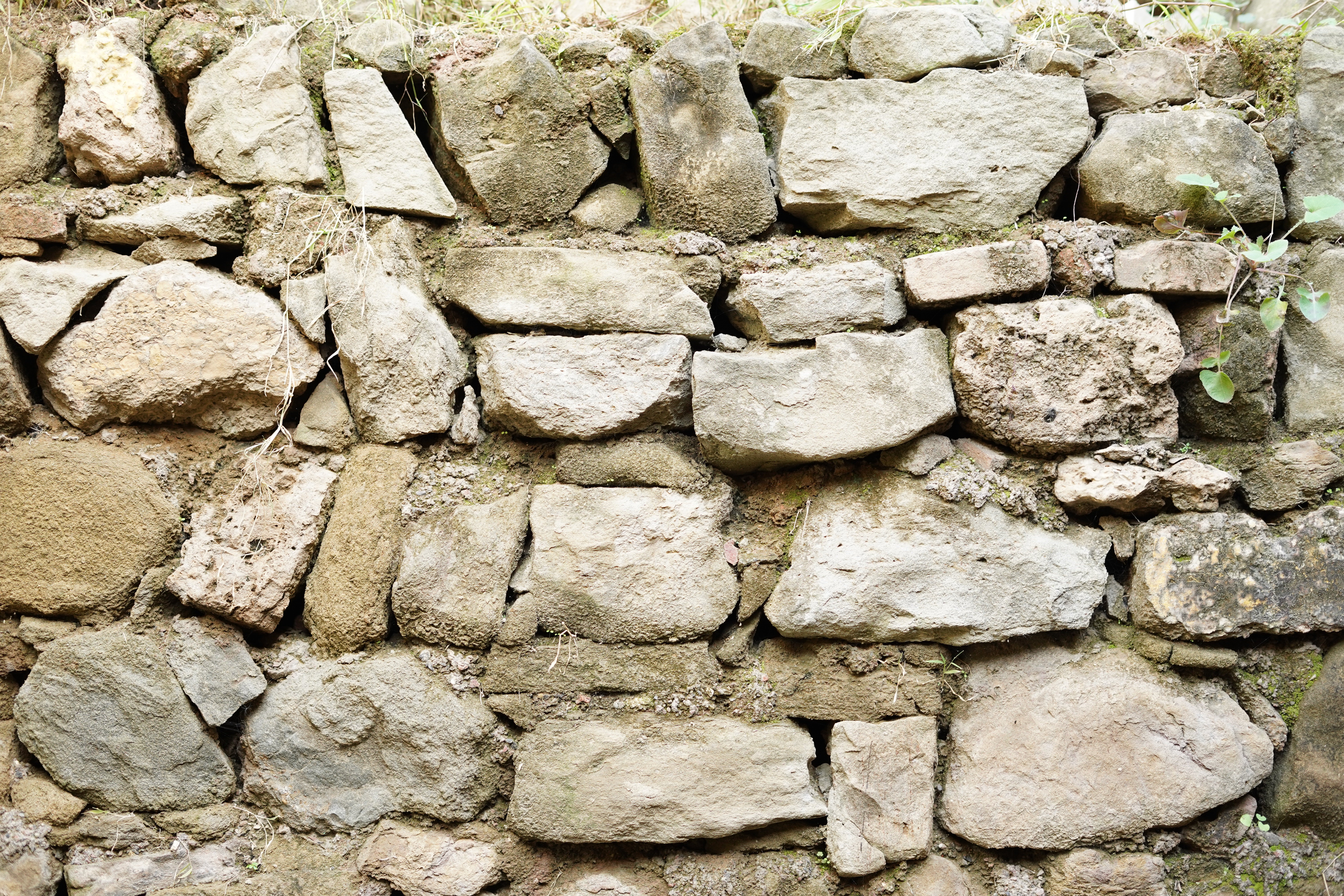 The condition of bearing stone wall constructed in the ancient times