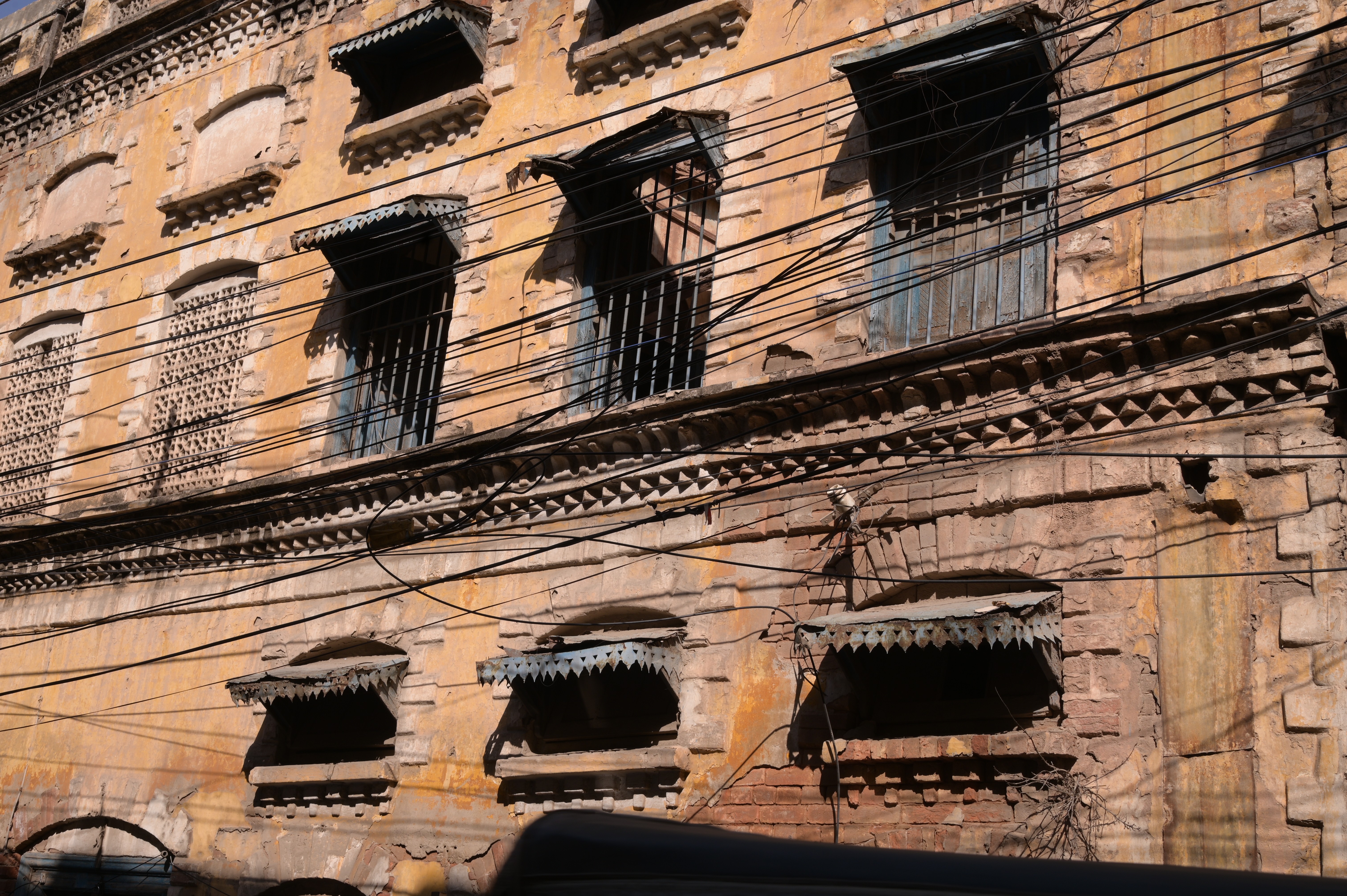 An old building in Rawalpindi's Bhabra Bazar: a complete journey into the majestic past