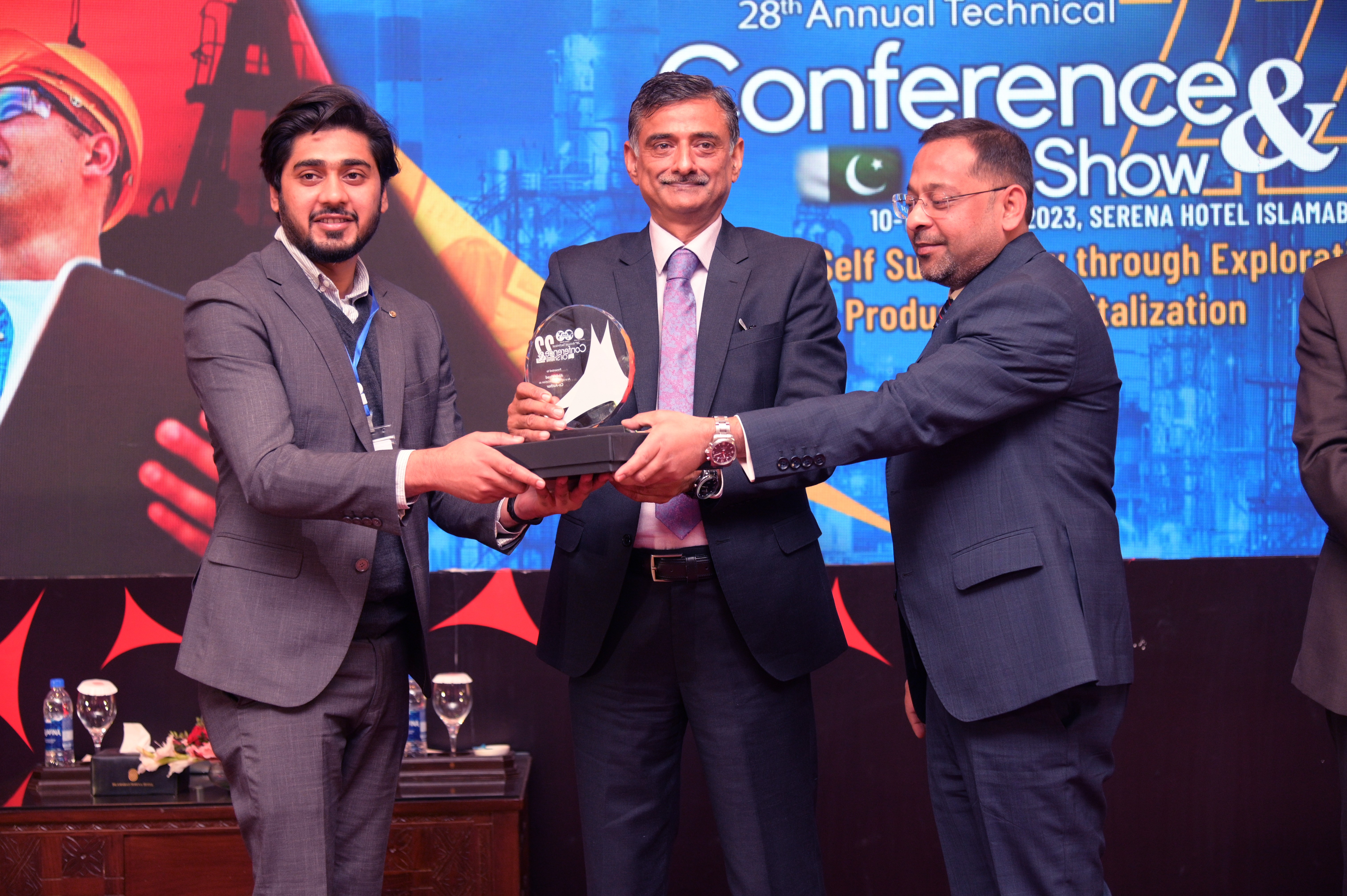 Shields distribution ceremony to the participants at the event of conference and oil show