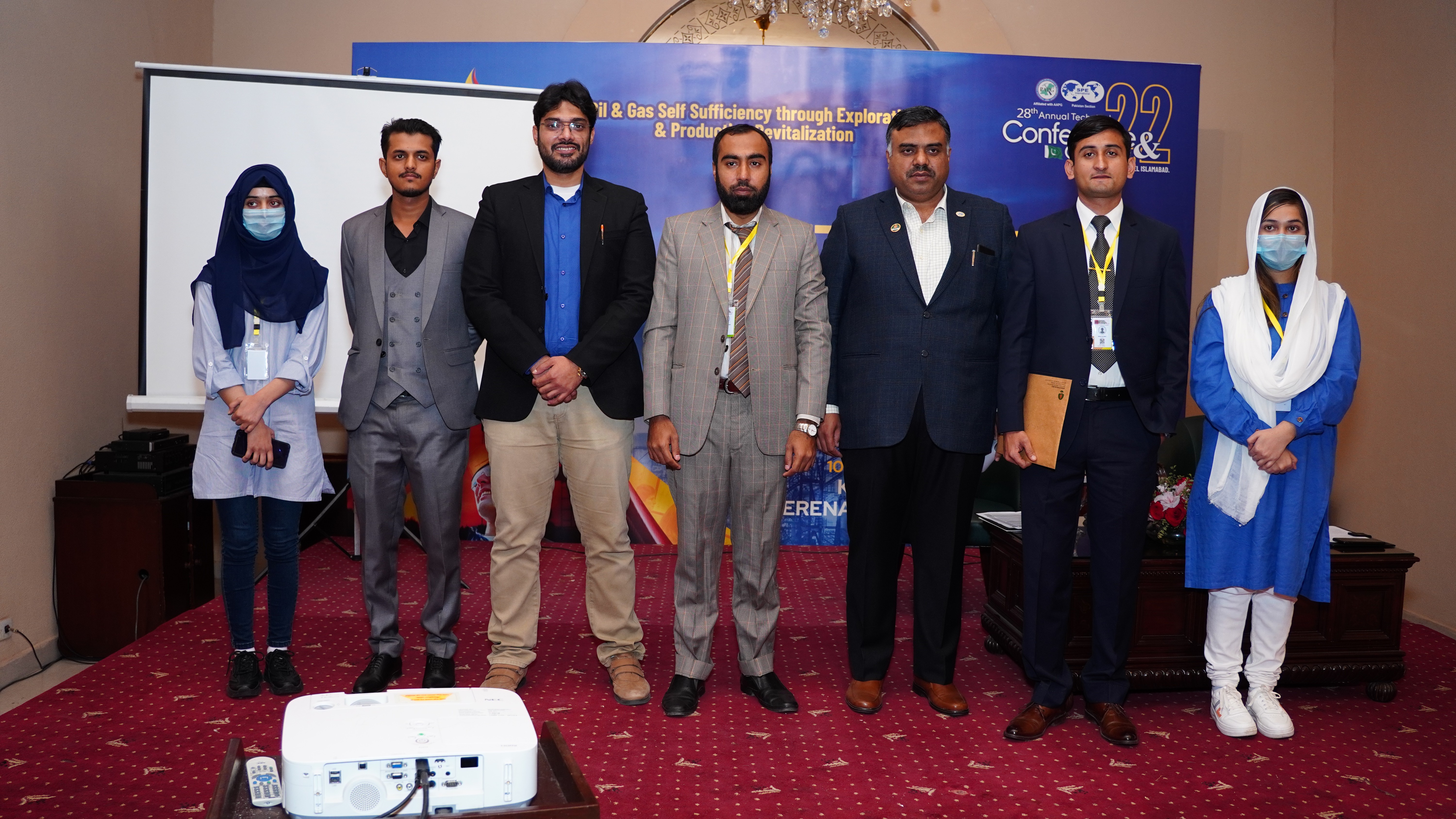 The group photo of the students and the presenters with chief guests at oil conference show