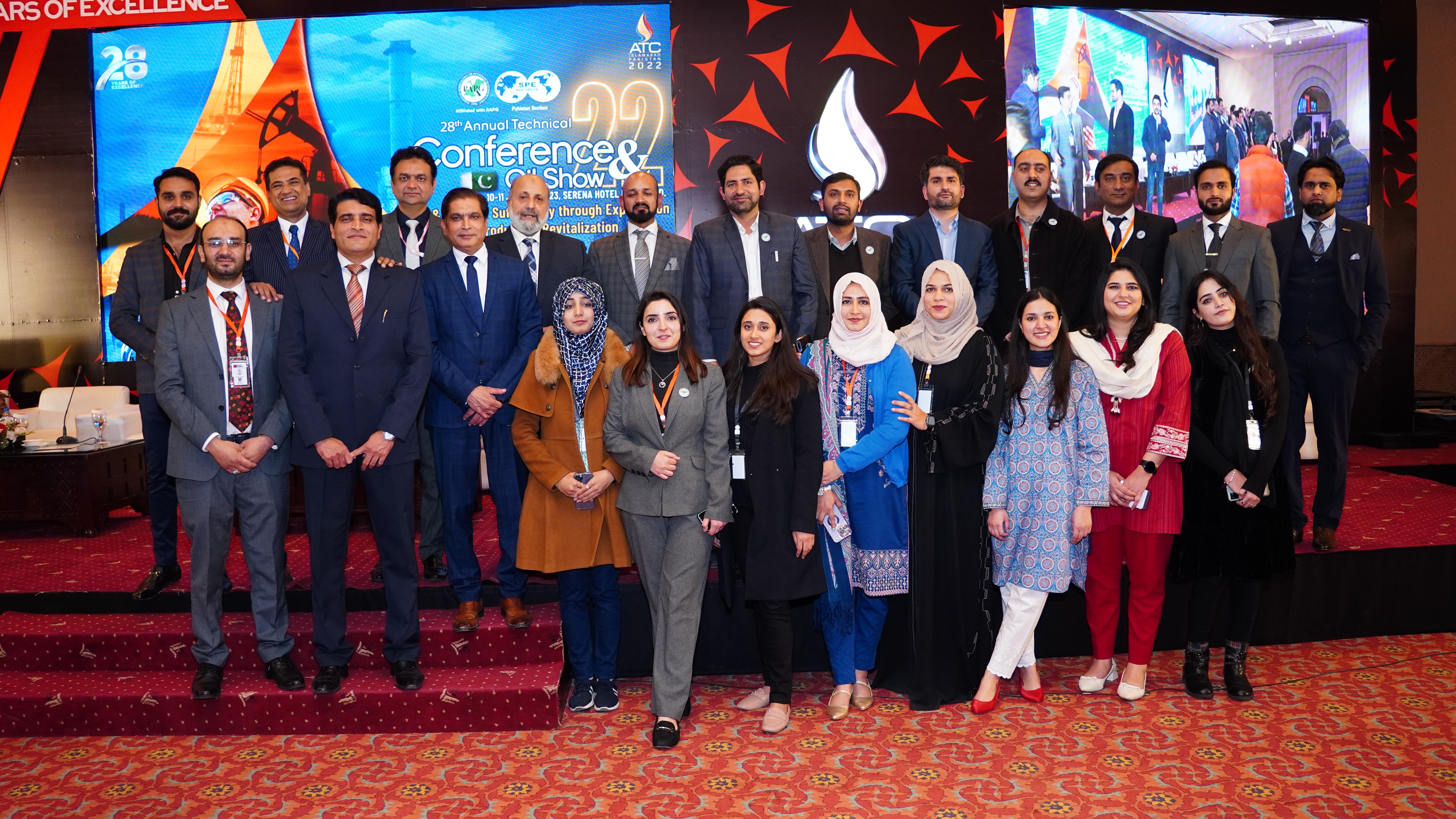 The group photo of members of oil show conference with the chief guests