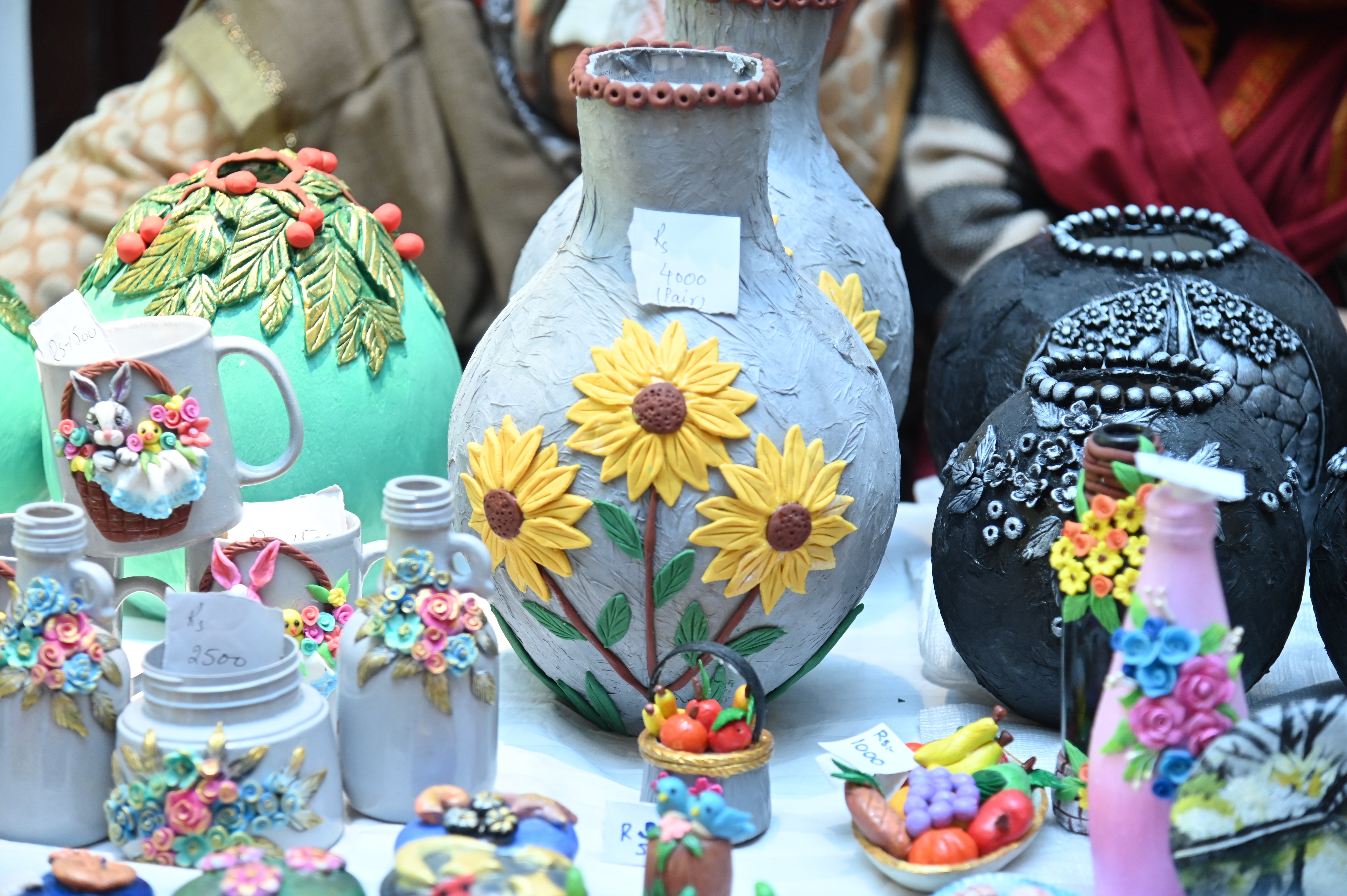 The home décor accessories made of ceramics