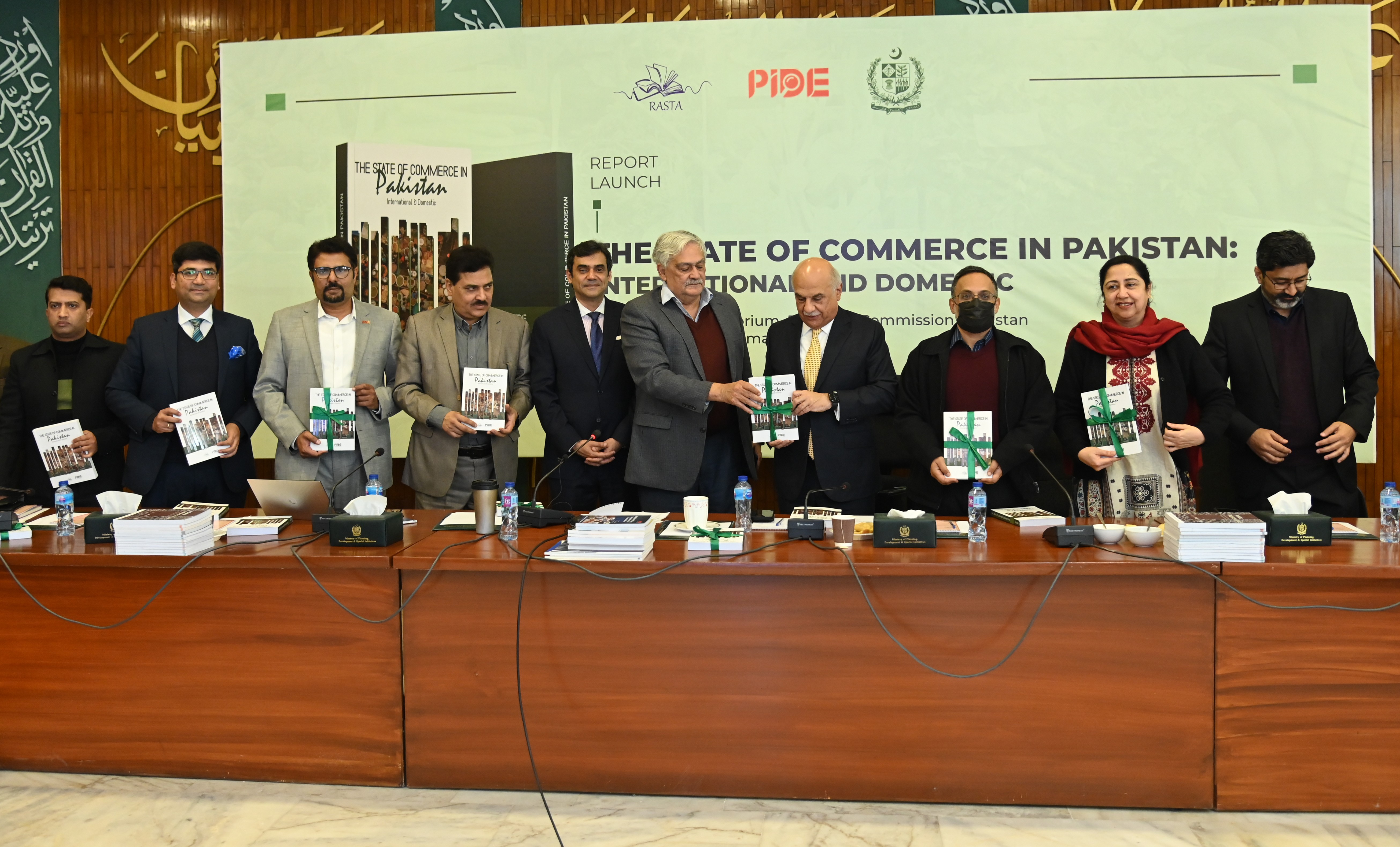 The Group photo of members of the Planning Commission of Pakistan and PIDE