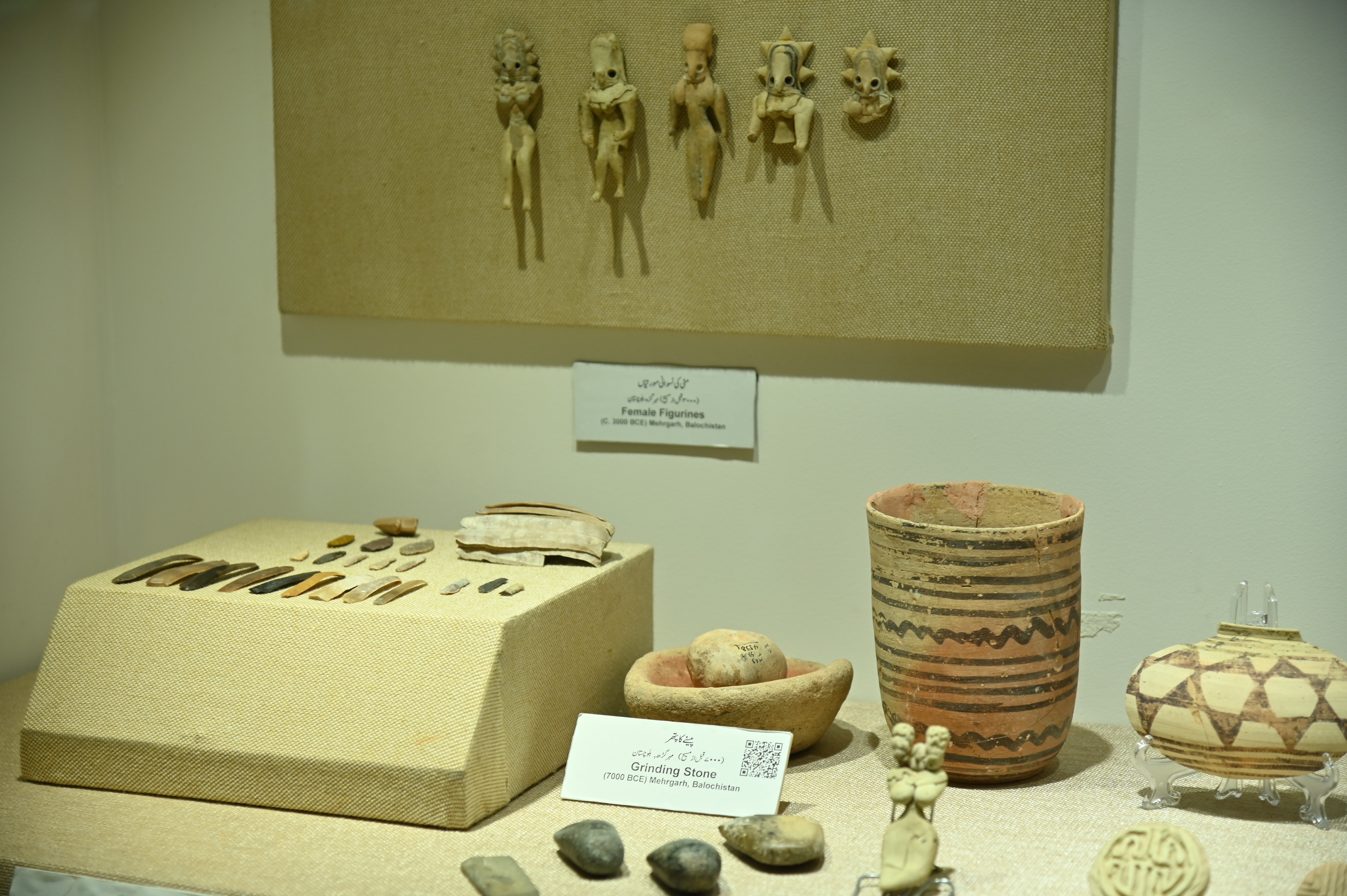 The collection of grinding stones and the female figurines