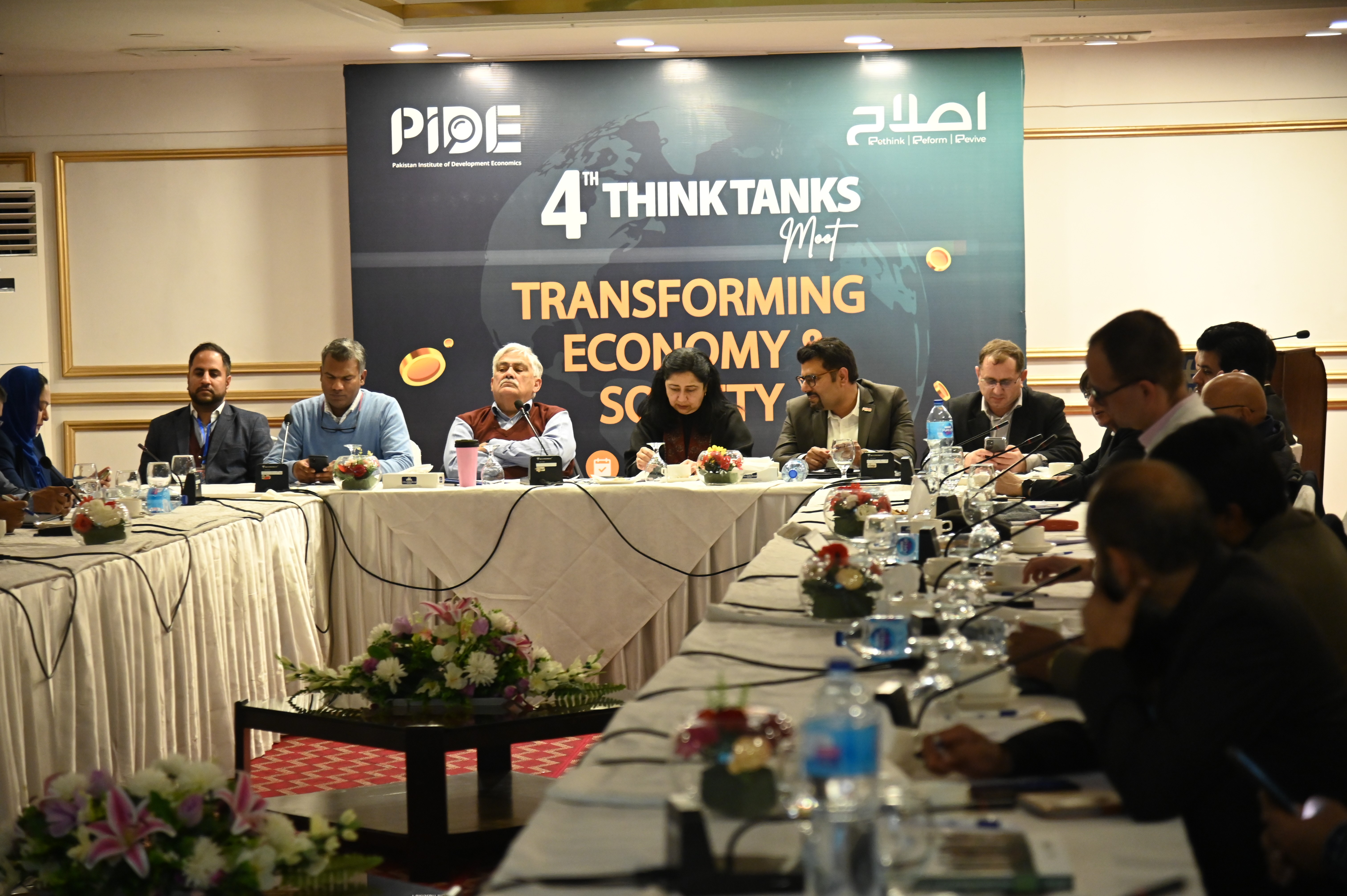 The participants and the Economic Researchers from PIDE at 4th Think Tank Moot, at the discussion session adressing the local challenges of our Economy