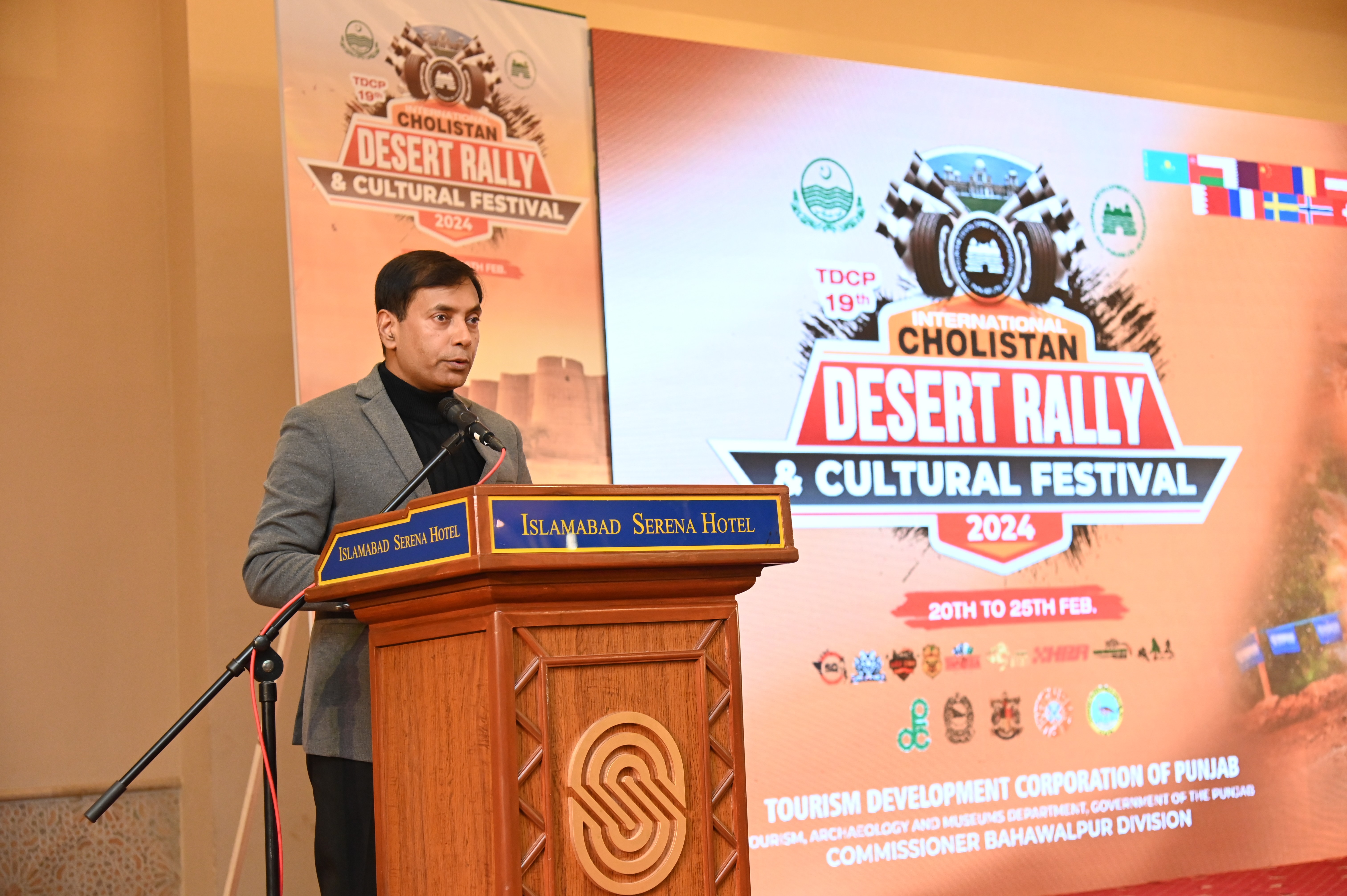 The chief guest expressing his views regarding the Cholistan Desert Rally