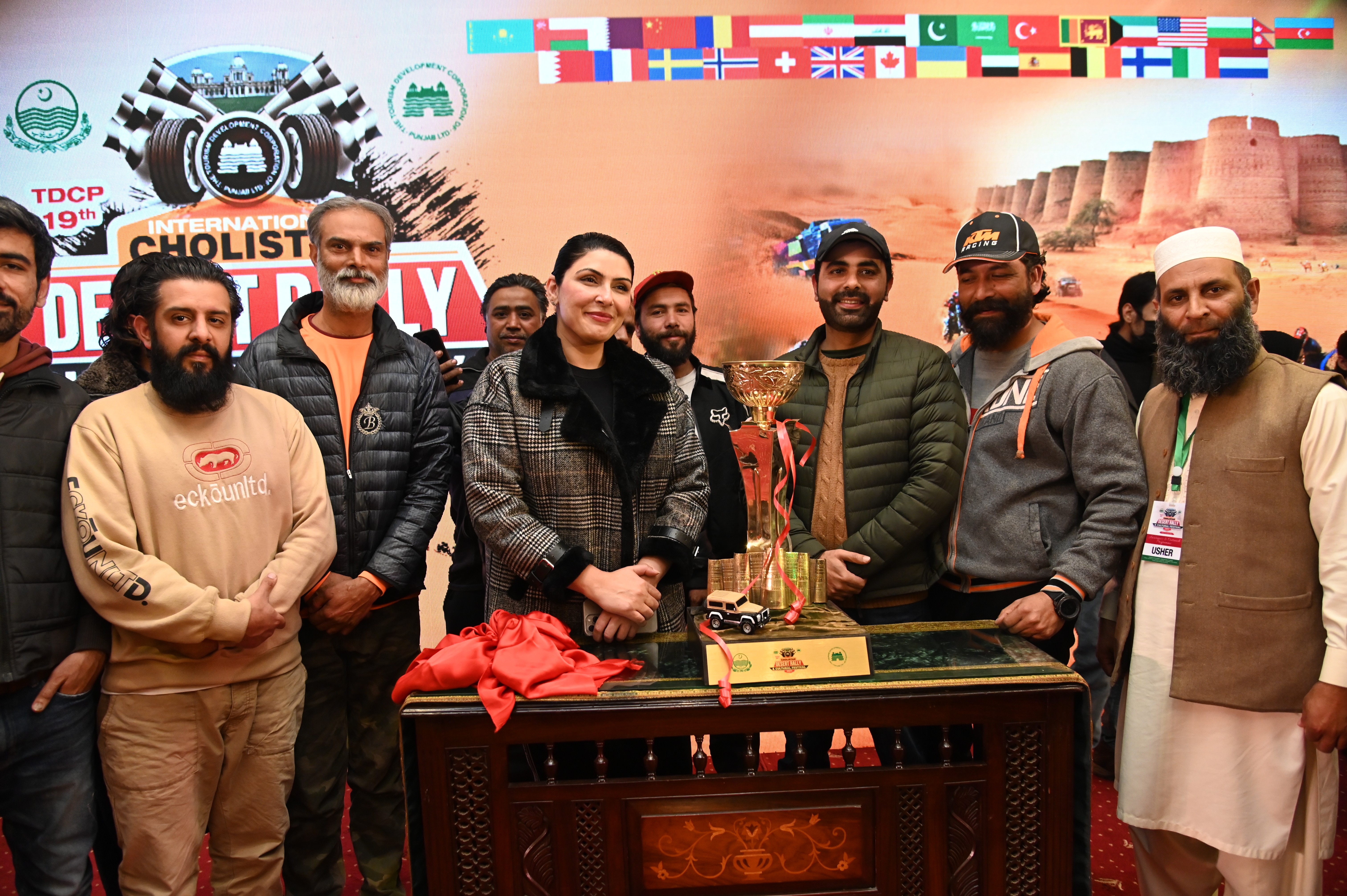A group photo of chief guest and the participants with the trophy