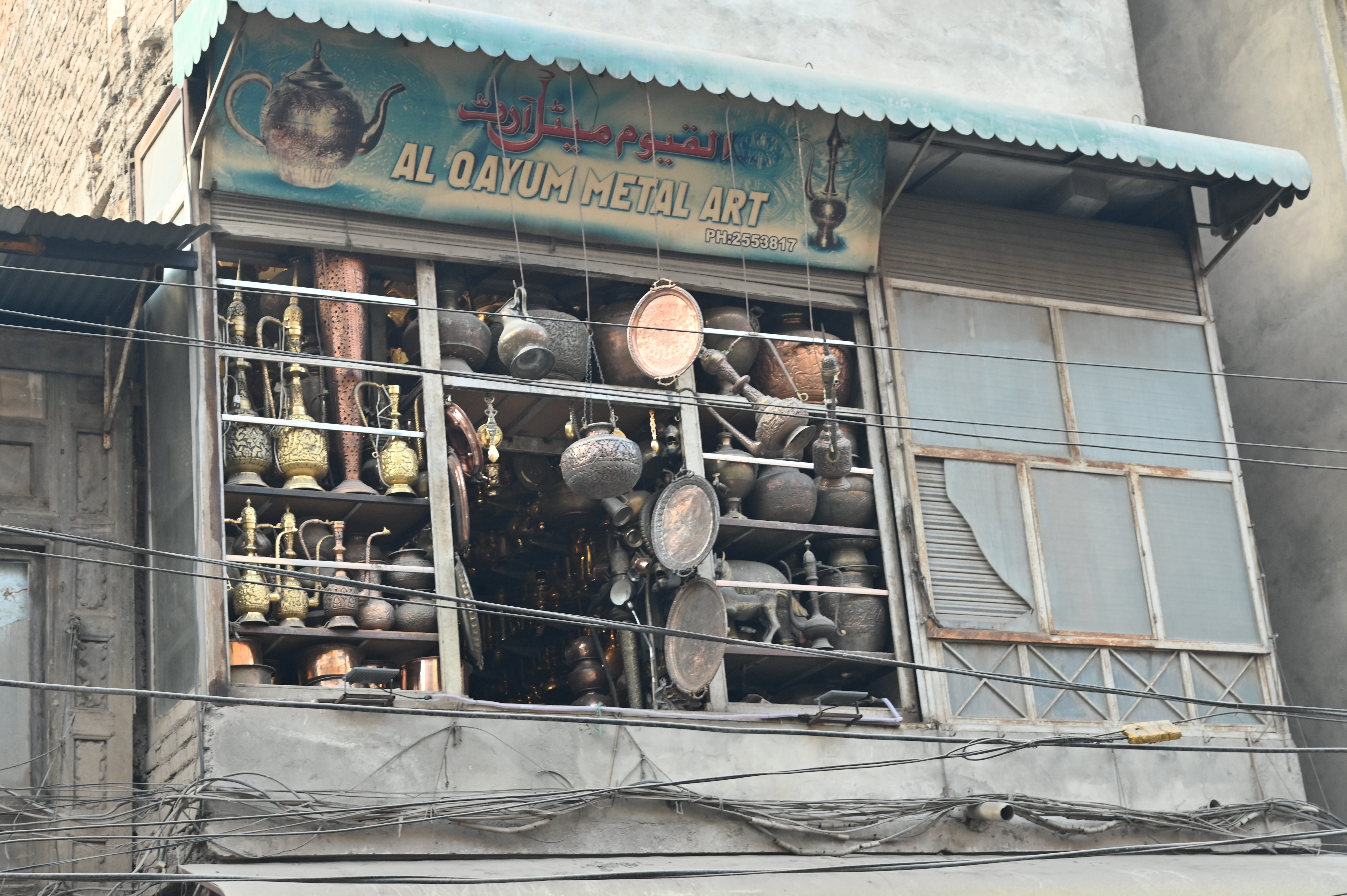 A shop having utensils and decoration pieces with metallic art