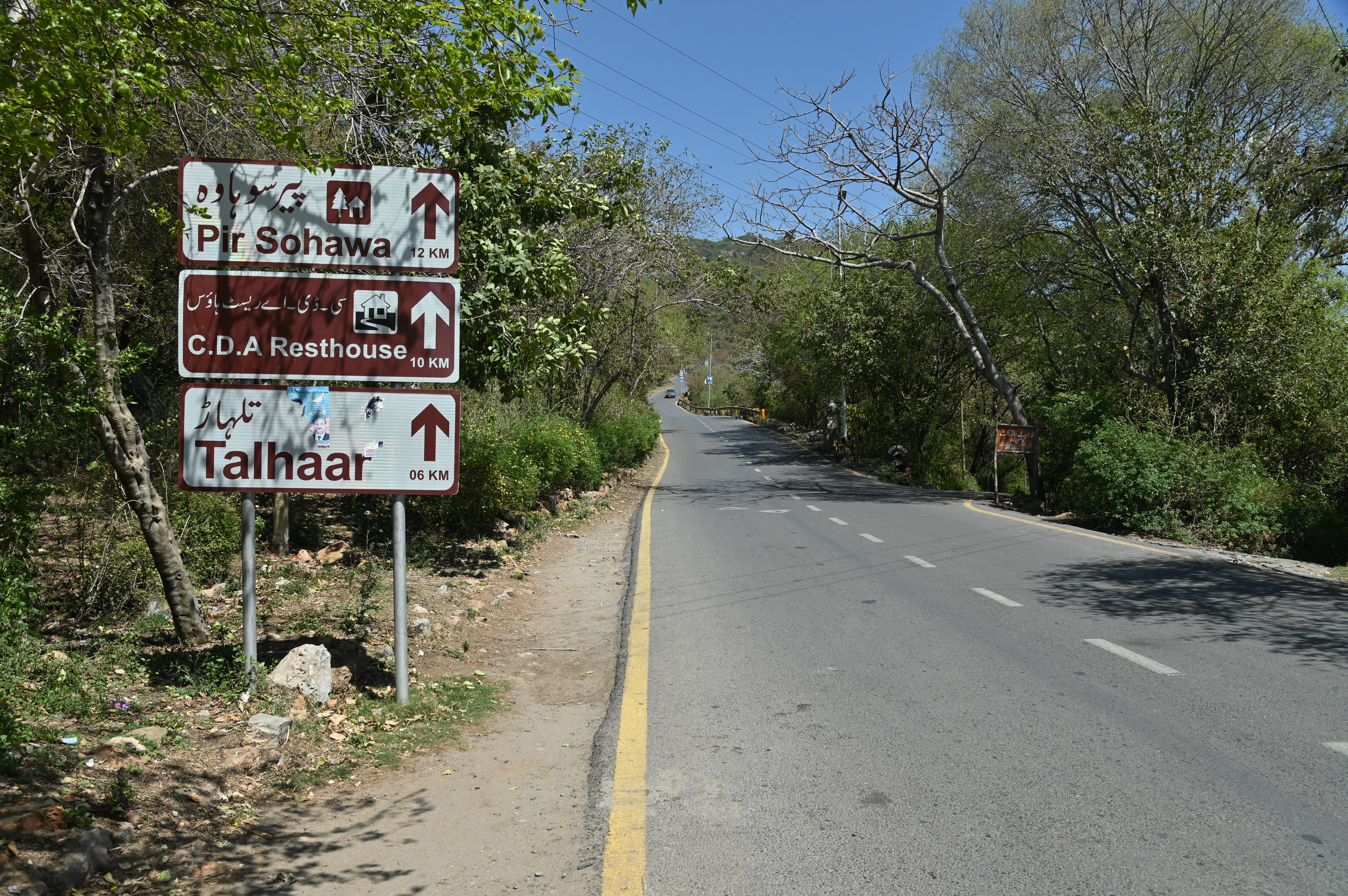 The road towards Pir Sohawa