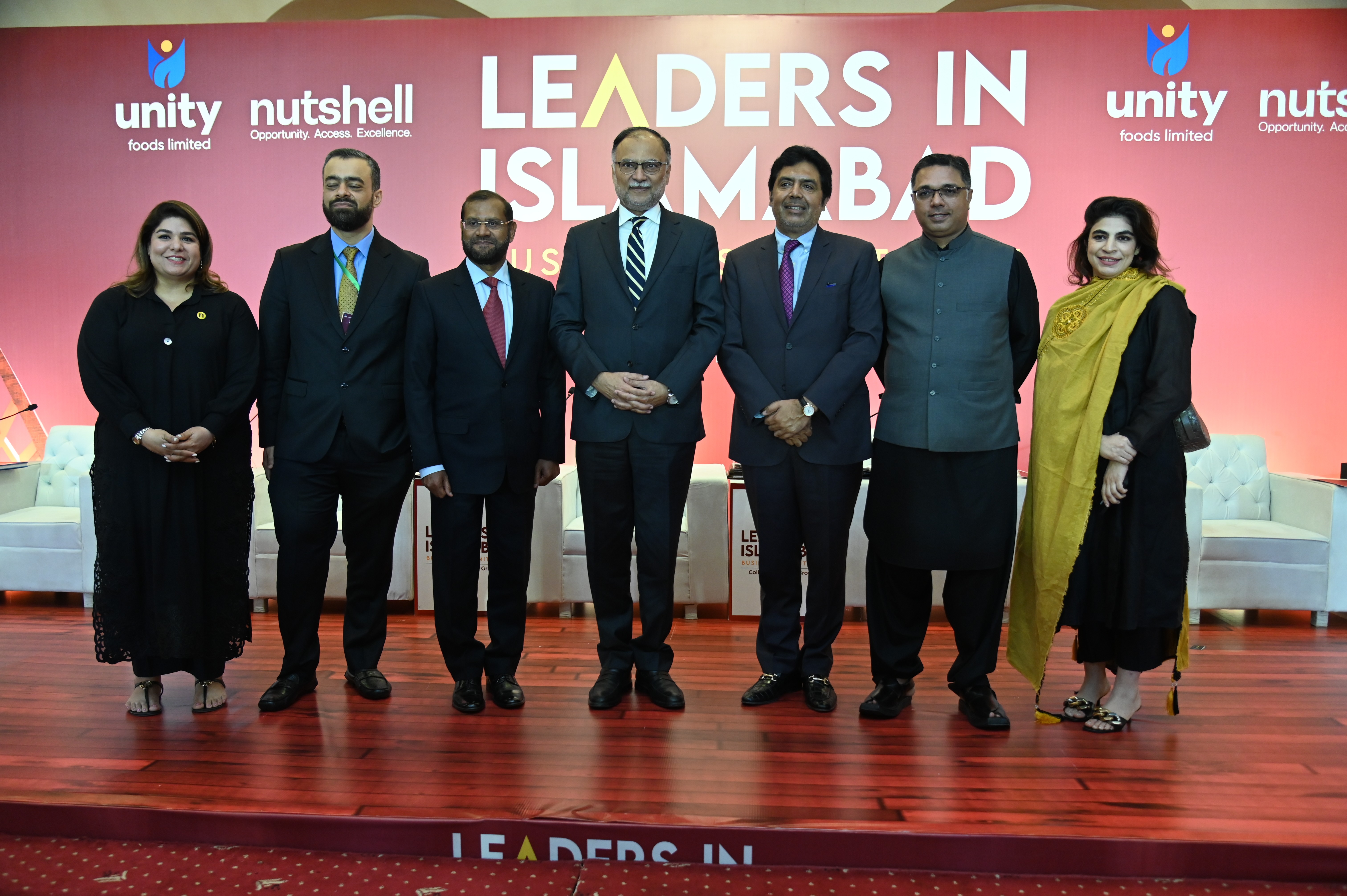 The group photo of the speakers with the Federal Minister of Pakistan