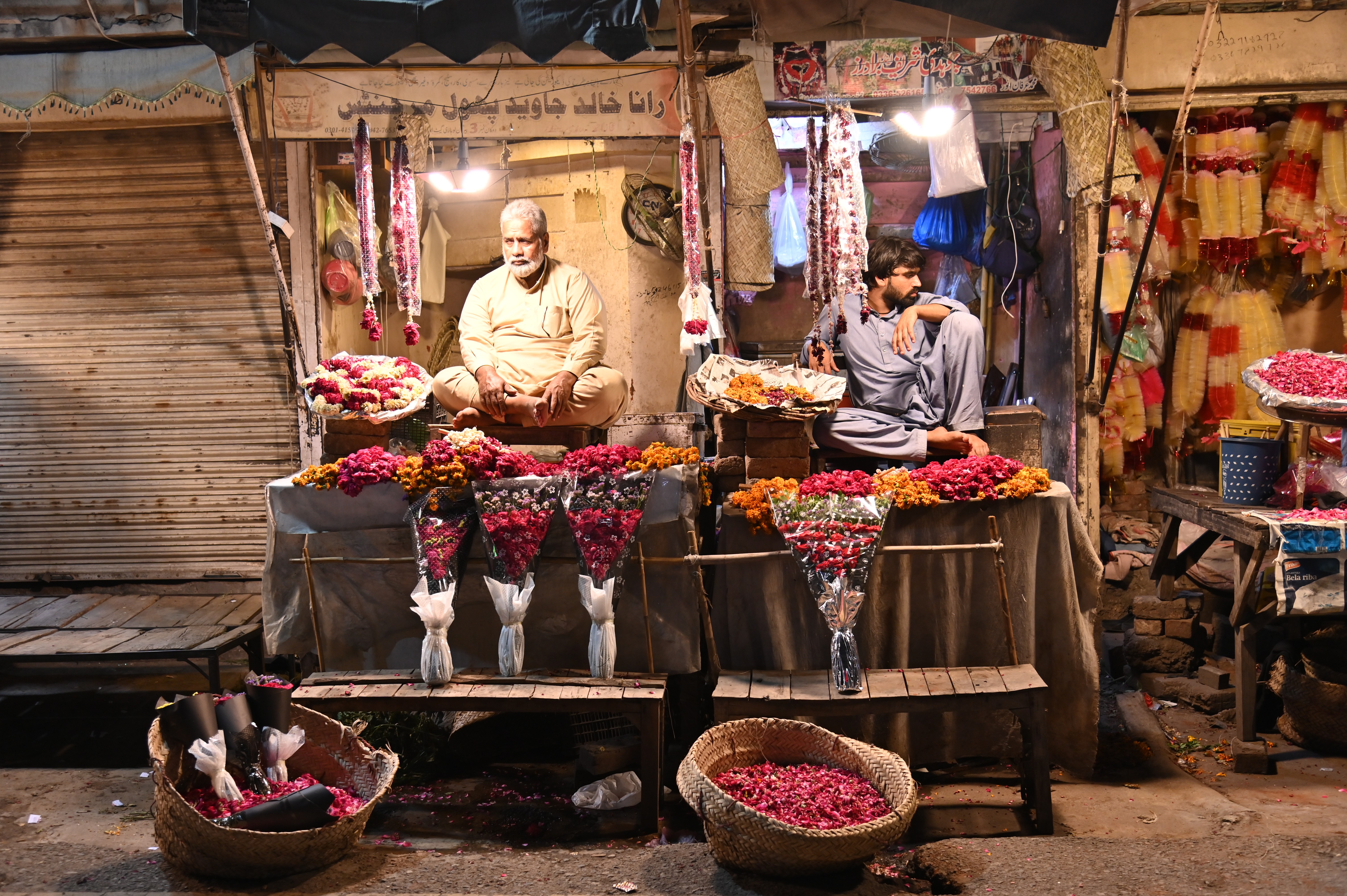 The stall of fresh rose bouquet