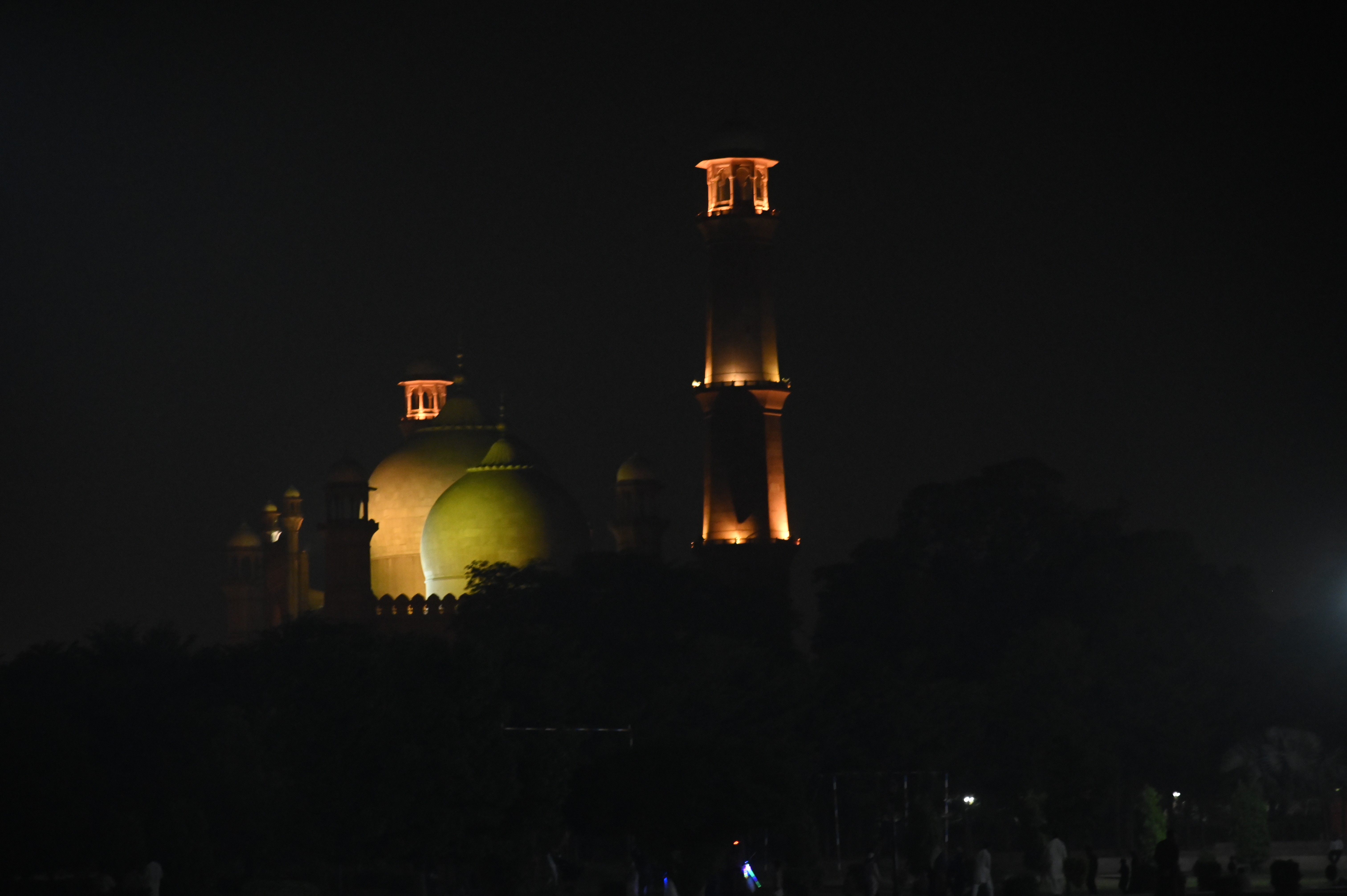 Beautiful view of Badshahi mosque at night