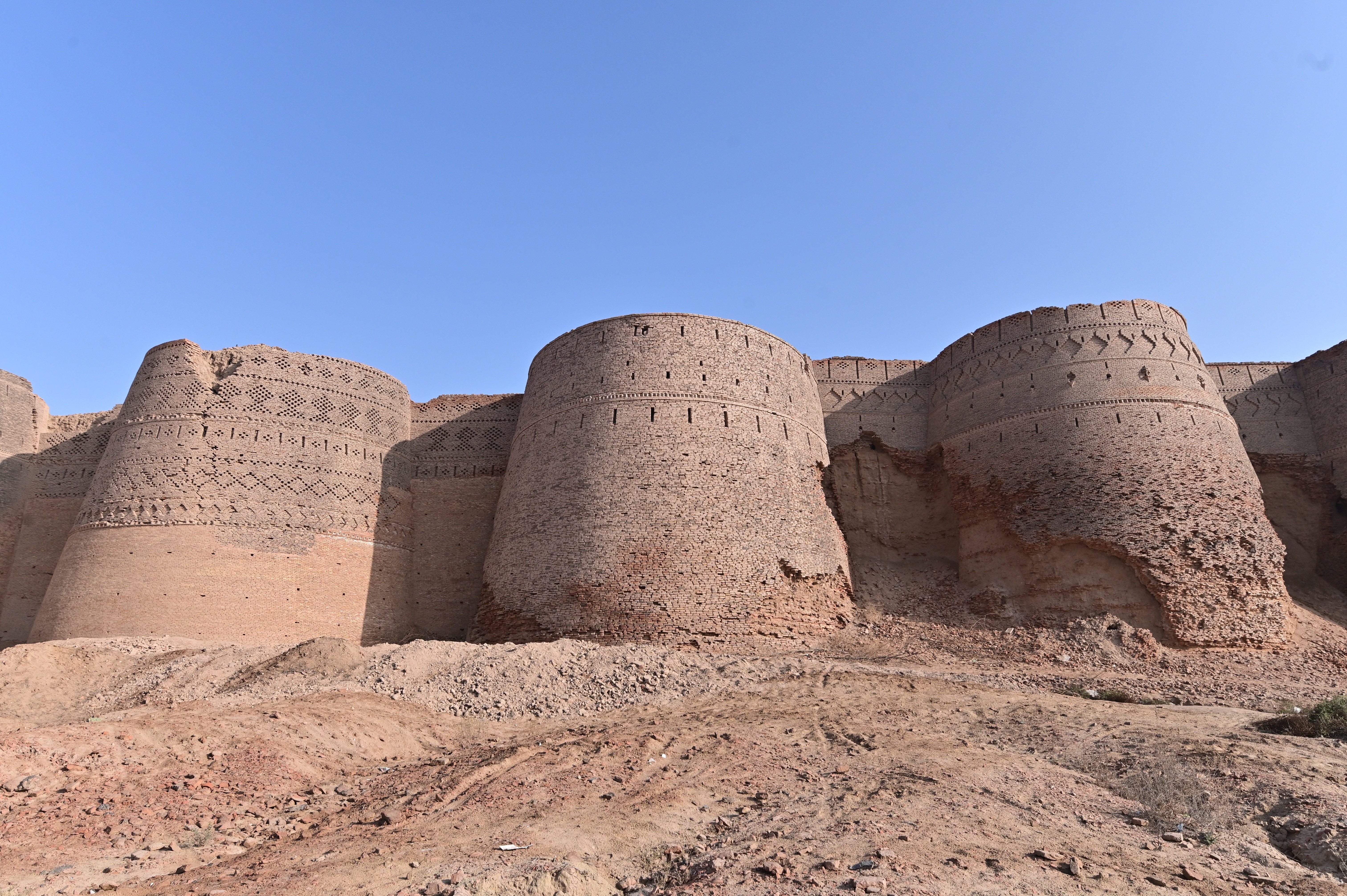 Derawar Fort, with its towering cylindrical bastions