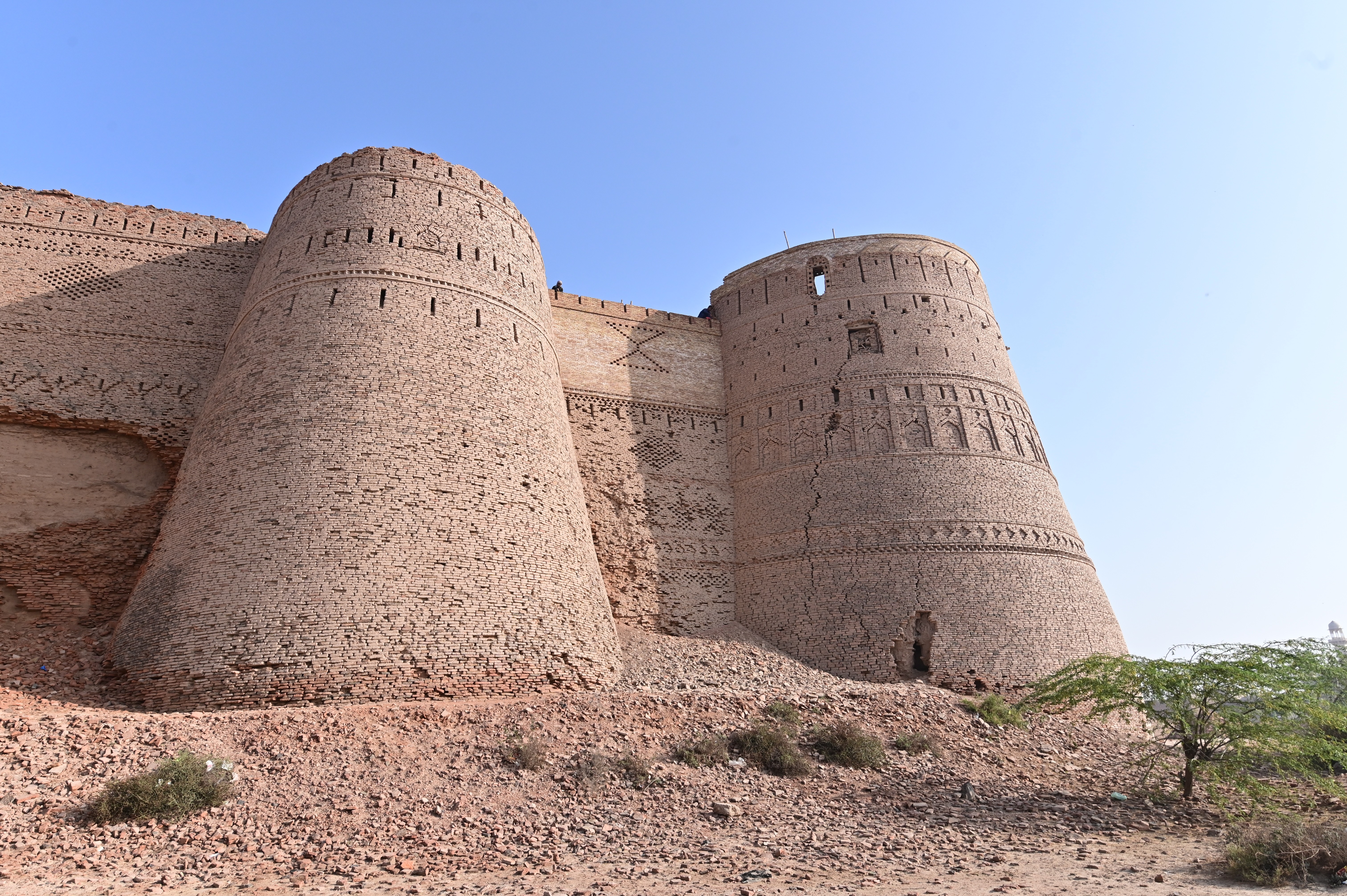 Derawar Fort, with its towering cylindrical bastions
