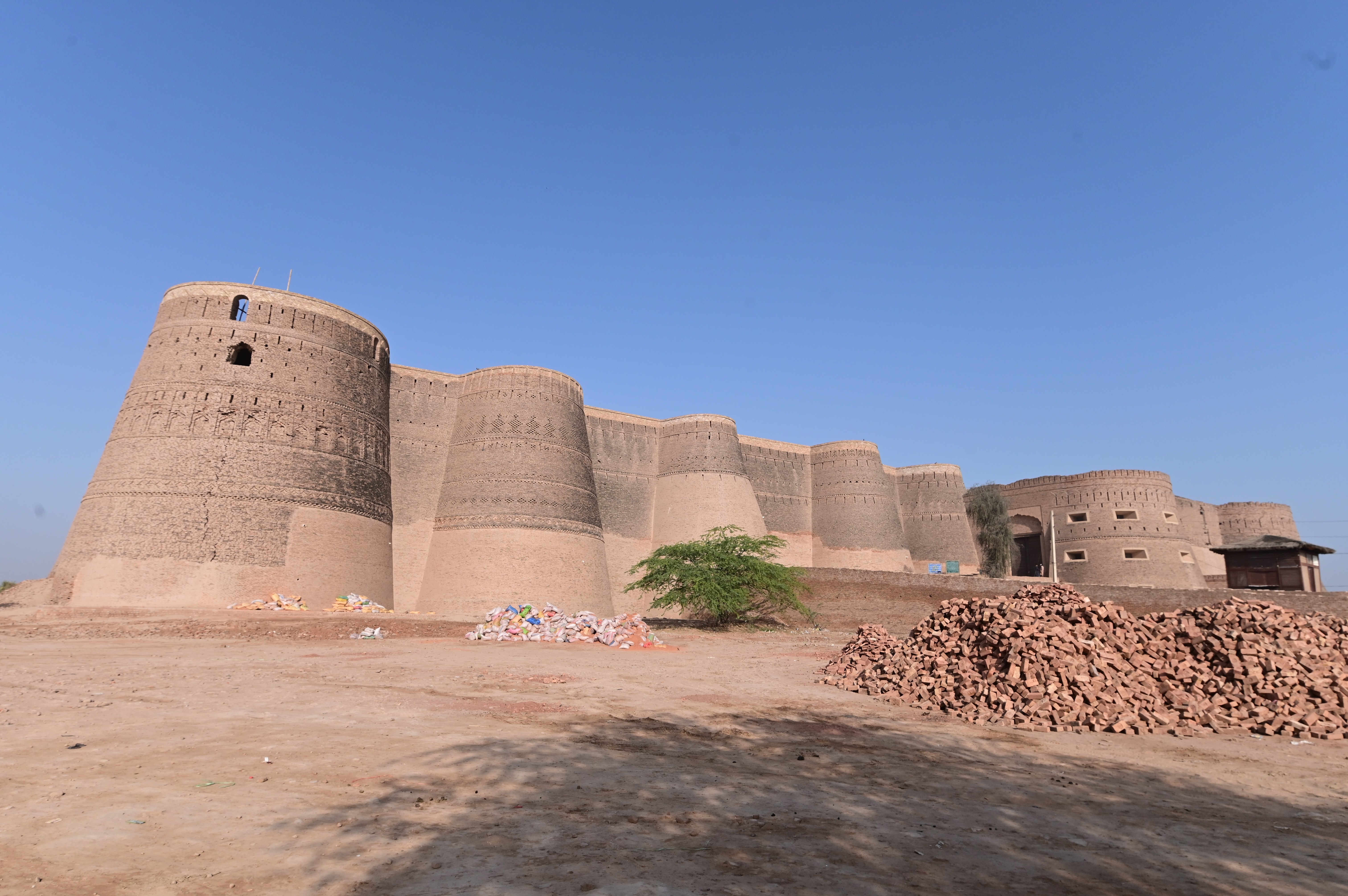 Derawar Fort, with its towering cylindrical bastions
