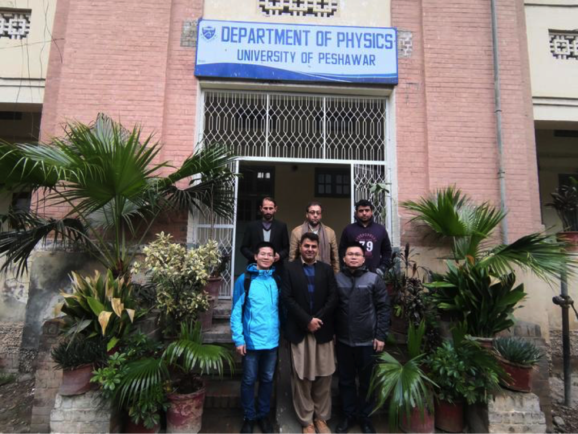 ہوآنگ ژونگ ویی (سامنے والی قطار میں دائیں سےپہلے) اور ان کی ٹیم کے رکن کا پشاور یونیورسٹی کے شعبہ فزکس کے اساتذہ اور طلباء کے ساتھ گروپ فوٹو۔(شِنہوا)