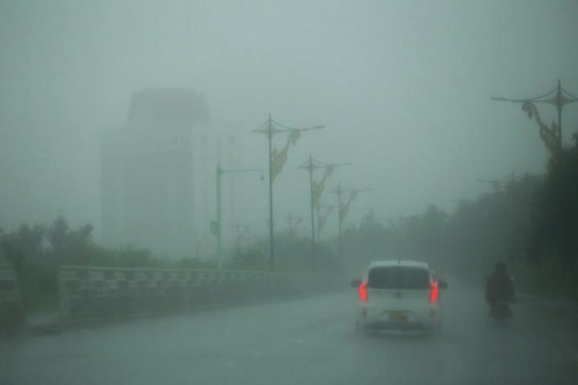 لاؤس کے دارالحکومت وینتیان کے مغربی علاقے میں بارش کے دوران ایک سڑک کا نظارہ۔ (شِنہوا)