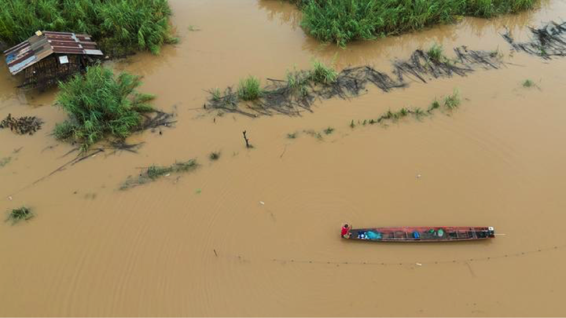 لاؤس کے دارالحکومت وینتیان  کے مغرب میں دریائے میکانگ میں زیرآب آنے والے کناروں کے ساتھ ایک دیہاتی کشتی چلارہا ہے۔ (شِنہوا)