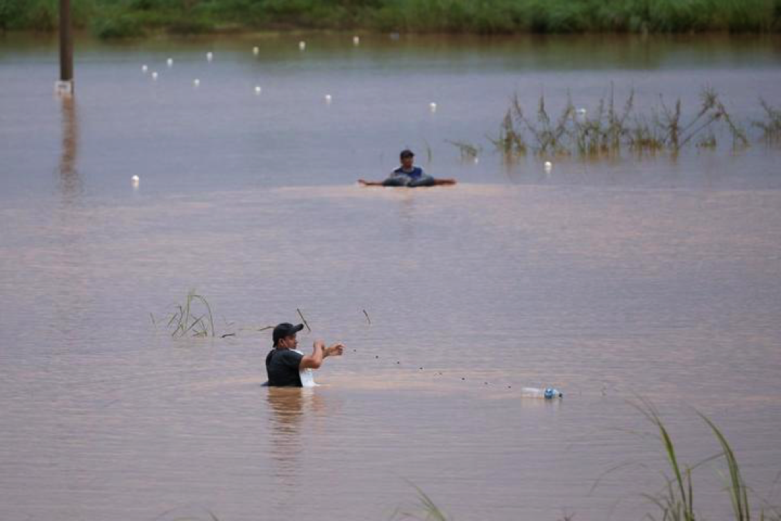 لاؤس کے دارالحکومت وینتیان  کے مغرب میں دریائے میکانگ میں زیرآب آنے والے کناروں کے ساتھ دیہاتی مچھلیوں کا شکار کر رہے ہیں۔  (شِنہوا)