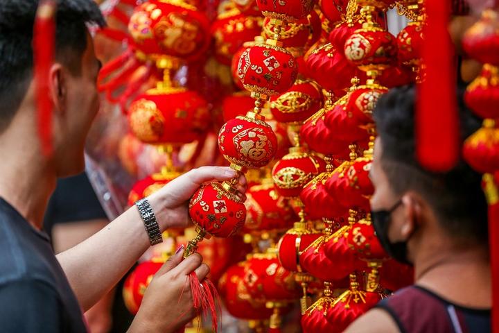 People select decorations for the upcoming lunar New Year at Chinatown in Manila, the Philippines, Jan. 18, 2023. (Xinhua/Rouelle Umali)